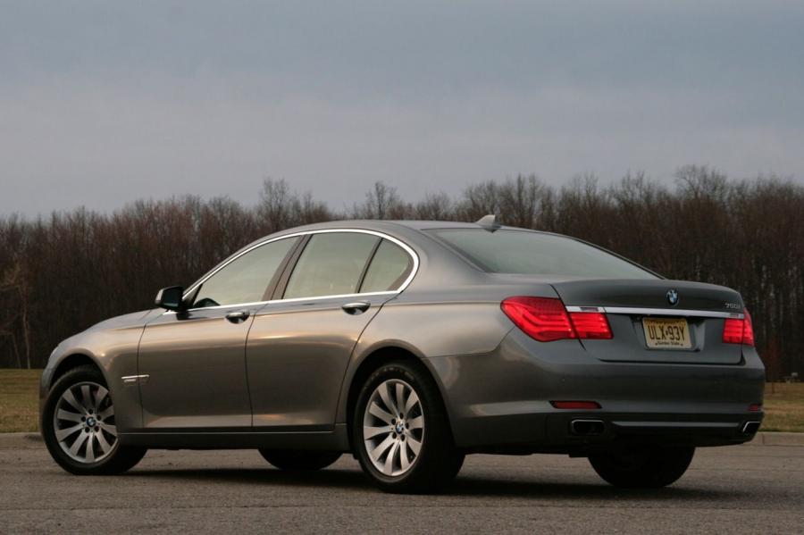  BMW 750i 2009 года  (фото 10 из 32)